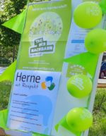 Luftballons und bunte Plakate