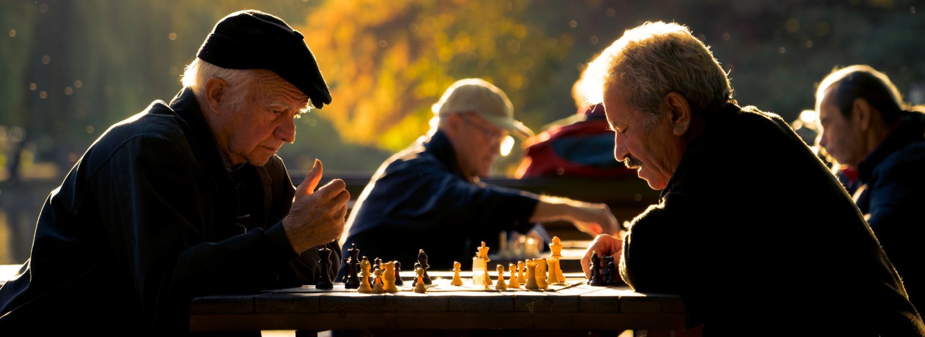 Zwei Schach spielende Männer im Spätsommer