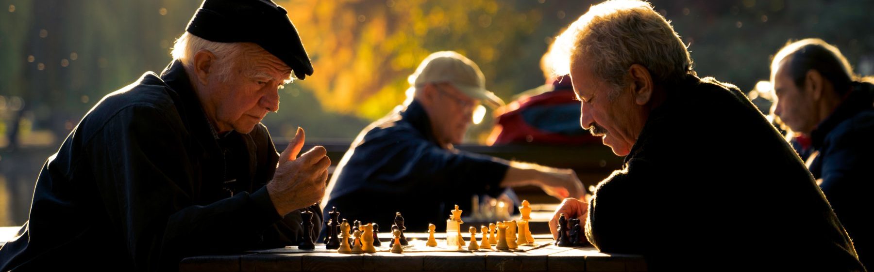 Zwei Schach spielende Männer im Spätsommer