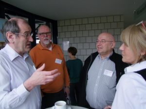 Franz König und Karl-Heinz Bayer im Gespräch mit anderen Teilnehmenden