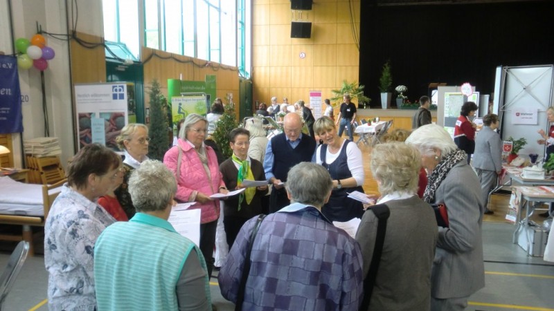 Das Foto zeigt eine Seniorengruppe in der Jabachhalle 2012, die sich gerade für eine Gesangseinlage vorbereiten. Foto: Franz König